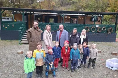 Stolz präsentieren Christian Harms (hinten, Mitte), die Erzieherinnen und Erzieher sowie die Kids den Wichtelwagen.