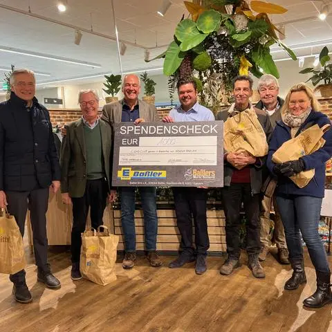 Lebensmittel im Wert von 1.000 Euro kamen bei der Spendenaktion des Lions Clubs Eppstein zusammen. Die Tüten wurden in Kooperation mit dem Supermarkt Edeka zusammengestellt.