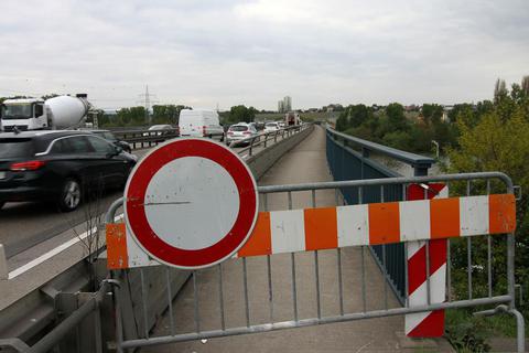 Der westliche Radweg über die Brücke der A 671 ist seit Ende vergangener Woche für Pedaleure gesperrt.  Foto: Ulrich von Mengden   Foto: Ulrich von Mengden 