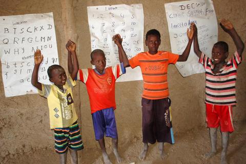 Lesen lernen heißt es in der mobilen Schule für Nomaden in Äthiopien, für die die Hochheimer Lions Ende des vergangenen Jahres 6000 Euro gespendet haben.Archivfoto: Hans Ulrich Hartwig  Foto: 