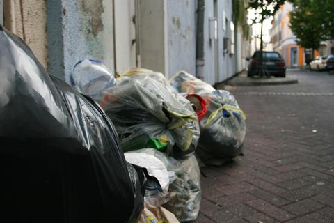 Müllsack-Optik alltäglich: Die Rheinstraße gilt als Schmuddelzone der Innenstadt. Foto: Christine Tscherner