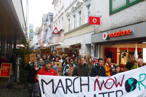 Einmal mehr wurde die Binger Innenstadt von einem Demonstrationszug der Aktion „Friday for Future“ durchzogen. Knapp 200 Teilnehmer waren diesmal dabei. Foto: Sören Heim