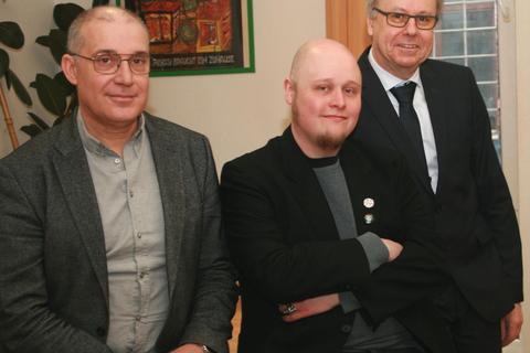 Thomas Stadtfeld (links) und Wolfgang Schnörr (rechts) mit Herbergsleiter Sascha Horn (Mitte), der die Spende als Vertrauensbeweis  in die Arbeit seines Teams sieht. Foto: Christine Tscherner