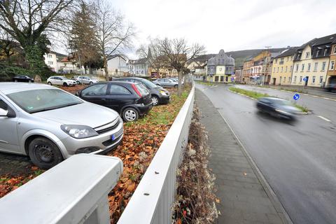 Der Parkplatz an der Ecke Koblenzer/ Stromberger Straße wird ab Februar gesperrt sein. Die Vorarbeiten zum Umbau der "Darmverschlingung" beginnen. 