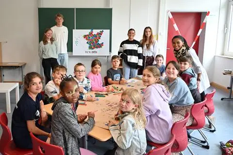 Wimmelbilder auf Europakarten malen und sich vor der Friedenstaube bewusst werden, was Europa bietet und bedeutet. Der Talent-Campus der VHS Bingen war in diesem Jahr ein voller Erfolg.