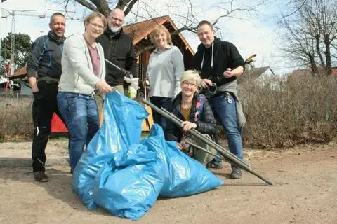Auch in Gaulsheim ist die Dorfgemeinschaft unterwegs für mehr Sauberkeit in ihrem Stadtteil. „Rund um den Bahnhof sah es übel aus“, haben die Aktiven festgestellt. © Christine Tscherner
