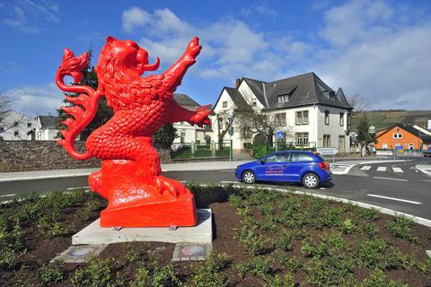 Der Braunschweiger Löwe in Rot auf dem Kreisel an der Dromersheimer Chaussee weist auf die Stadt hin, in der Löwen Entertainment 1949 gegründet wurde. Foto: Thomas Schmidt