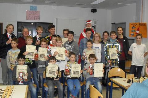 Siegerehrung mit Urkunden und mit Nikolaus beim Schachklub Bingen. Foto: Binger Schachklub