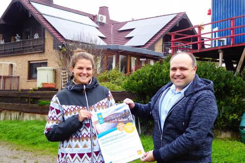 Die Klimaschutzmanagerin Lisa Christmann und der ausgebildete Solarbotschafter Mark Diefenbach wollen mehr Menschen für Photovoltaik-Anlagen begeistern. © Sören Heim