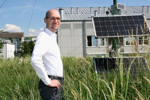 Martin Pudlik ist Professor für regenerative Energien. Hier ist er vor dem TH-Gebäude zu sehen. Foto: Christine Tscherner