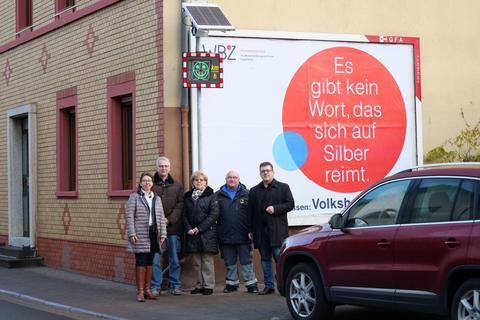 Sie freuen sich über die neuen Infotafeln (v.l.): Inge Witte (BUZ), Michael Porr (Büdesheim aktiv), Marliese Tabarelli (BUZ), Klaus Stumm (Stadtwerke) und Bürgermeister Ulrich Mönch. Foto: Stadt