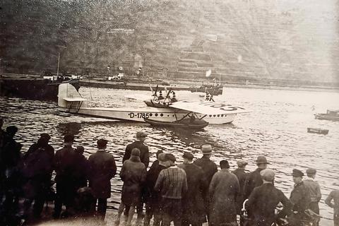 Das Wasserflugzeug, das vor knapp 100 Jahren vor Bingen ankerte und scharenweise Schaulustige anlockte. Foto: Stadtarchiv Bingen
