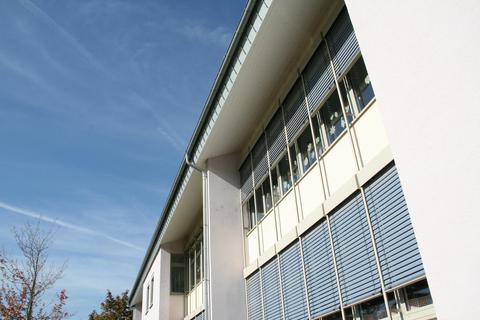 Die Büdesheimer Grundschule gehört mit sechs weiteren Grundschulen sowie der integrativen Realschule Plus in Büdesheim sowie Volkshochschule und Musikschule zu den städtischen Einrichtungen, die vom digitalen Sprung profitieren. Foto: Christine Tscherner