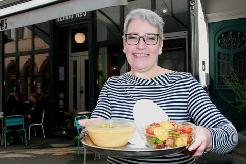 Linda Butz vor „Heimat No 5“  mit Kartoffelsalat  und veganer Suppe im Glastiegel mit Deckel für Mitnehmer. Foto: Christine Tscherner