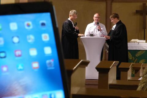 Pfarrer Olliver Zobel (v.l.), Moderator Christoph Winter und Vikar Manuel FetthauerbeimGottesdienst und Dialog im Netz. Foto: Heim