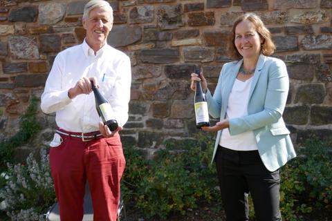 Dr. Burkhard Dreyer und Pfarrerin Tanja Brinkhaus-Bauer präsentieren den Kirchen- und den Orgelwein. Foto: Heiko J. W. Lange