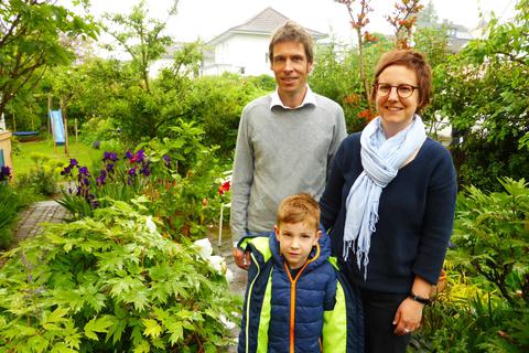 Kerstin Biesdorf mit Sohn zusammen mit Marcus Quint im Garten der Familie Quint, die zum ersten Mal die Tore öffnet. Foto: Sören Heim