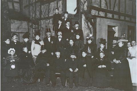 Die Großfamilie Ebertsheim vor dem „Doktorhaus“ mit Ehrenbürger Dr. Isaak Ebertsheim, vorne in der Mitte. Foto: unbekannt/Archiv AKJB