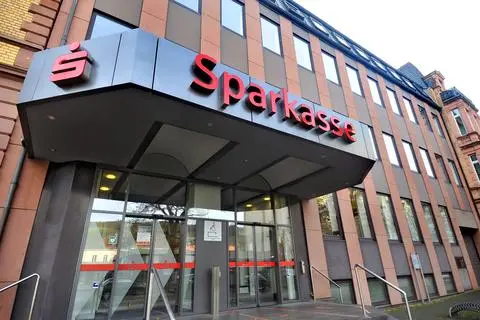 Die Filiale der Sparkasse an der Mainzer Straße könnte Sitz der Verwaltung werden und das Ämterhaus ersetzen. Noch ist aber nichts entschieden.