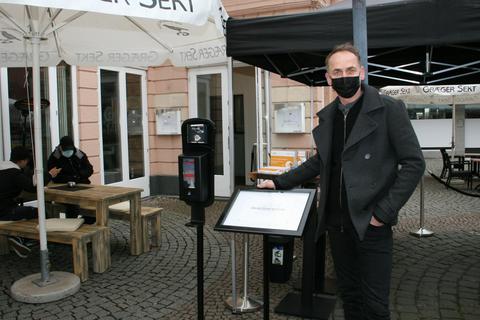 Matthias Schmidt von der Alten Wache am Selbsttest-Schalter für die Außengastronomie am Speisemarkt. Foto: Christine Tscherner