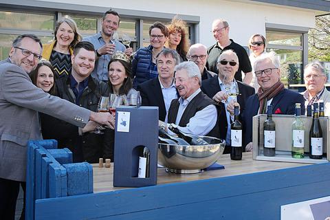 Großes Hallo mit Weinmajestäten und Oberbürgermeister an der Vinothek bei der Vorstellung von „Genuss am Fluss“ in der Flasche. Foto: Edgar Daudistel