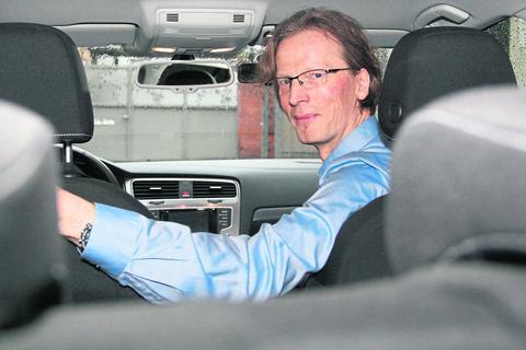 Martin Stassen ist Fahrlehrer in Bingen. Derer gibt es immer weniger, da der Beruf für den Nachwuchs unattraktiv ist. Foto: Christine Tscherner