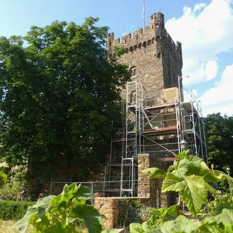 Das Gerüst an der Burgmauer soll in rund sechs Wochen verschwinden. Dann ist der „Hochzeitsbogen“ an der Riedelruhe saniert.