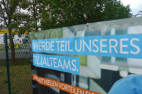 „Werde Teil unseres Teams“: Banner-Werbung in Büdesheim. Foto: Christine Tscherner