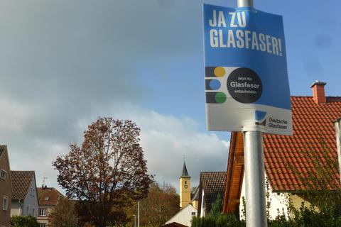 Werbung in Kempten für den Glasfaservertrag am Laternenmast. Foto: Christine Tscherner