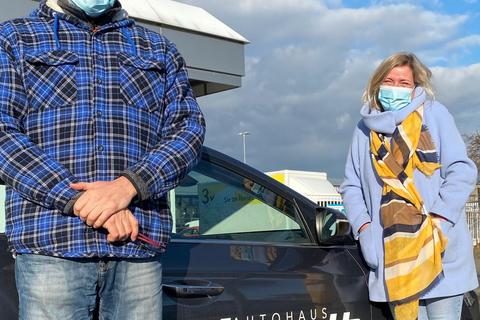 Helfer Frank Effenberger und Ehrenamtsbeauftragte Annette Hammel mit dem für Impffahrten zur Verfügung gestellten Honrath-E-Auto. Foto: Christine Tscherner
