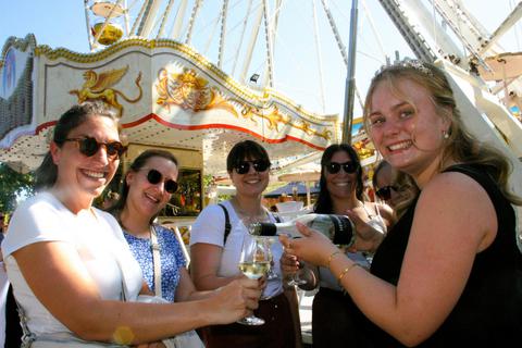 Gute Stimmung: Emily Peters und ihre Kolleginnen schenken bei der Riesenrad-Weinprobe Sekt zur Begrüßung aus. Christine Tscherner