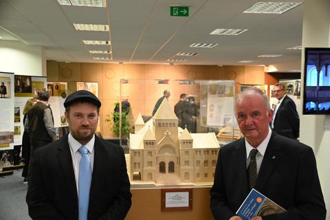 Rabbiner Jan Guggenheim (links) und Hermann-Josef Gundlach, Vorsitzender des Arbeitskreises Jüdisches Bingen, vor dem Modell der ehemaligen Binger Synagoge am Zugang zur Ausstellung in der Mainzer Volksbank. Foto: Jochen Werner