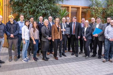 Bei der Abschlussveranstaltung im Umweltcampus Birkenfeld der Hochschule Trier würdigte auch Staatssekretär Denis Alt (9.v.re) die Zusammenarbeit der Forschenden.