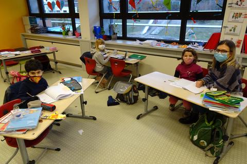 Die FSJlerin Katharina Otto (re.) mit Kindern bei der Notbetreuung in der Grundschule. Foto: Grundschule