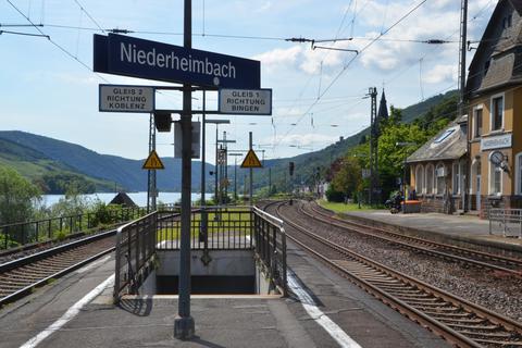 „Ein Zug wird kommen ...“ – oder auch nicht. Für die Schüler, die die Mittelrheinstrecke nutzen, kommt er immer häufiger eher nicht. Foto: Jochen Werner