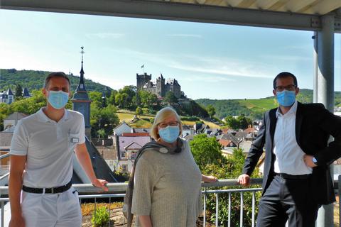 Dr. Jan-Peter Linke (Ärztlicher Direktor), Barbara Lerche (Pflegedirektorin) und Tobias Kraft (Kaufmännischer Direktor) auf dem Dachgarten des HGH. Foto: Sören Heim