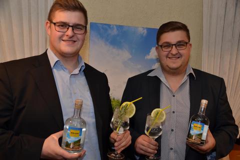 Steffen (links) und Matthias Grünewald mit ihrem Bin-Gin, der den Untertitel „Mäuseturm Dry Gin“ trägt. Foto: Jochen Werner