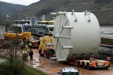 Ein 35-Tonnen-Eindicker wurde am Binger Winterhafen verladen für die Fahrt nach Ludwigshafen zur BASF. Foto: Christine Tscherner  Foto: Christine Tscherner