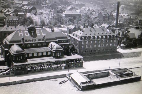 Die Badeanstalt zwischen der Alten Stadthalle (heute Palais) und Elektrizitätswerk (heute Museum). Das Luftbild wurde 1928 aufgenommen. Foto: Stadtarchiv