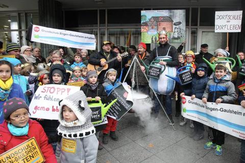 Das gallische Dorf Gaulsheim macht in Mainz mit Zaubertrank mobil wider die drohende Schließung der Grundschule. Foto: hbz/Jörg Henkel 
