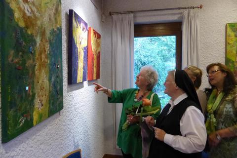Malerin Aloisia Hartmeier (v.l.) mit Schwester Ancilla-Maria Ruf und Pianistin Antonia Wantzen.     Foto: Heim  Foto: Heim