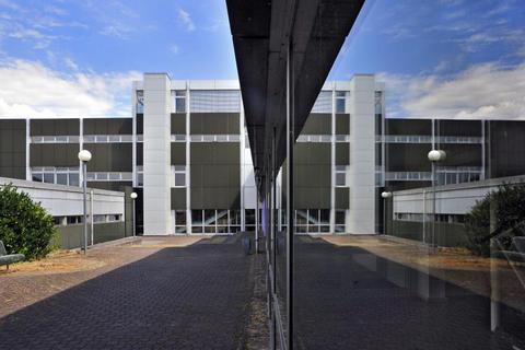 Die glatte Fassade trügt: Die BBS ist sanierungsbedürftig. Derzeit muss von 15 Millionen Euro ausgegangen werden. Foto: Thomas Schmidt  Foto: Thomas Schmidt