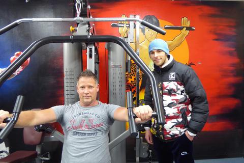 Vorteilhaft für seine Arbeit sei, sagt Hagen Braun (l.), dass eine Gruppe älterer Jugendlicher den Kraftraum nutzt und als Vorbild dient. Einer davon ist Joshua Eiffinger (r.). © Sören Heim