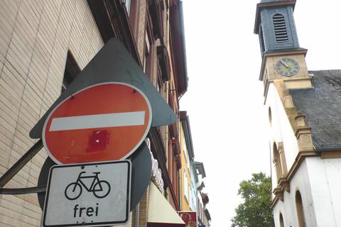 Einbahnstraße frei für Radfahrer Richtung Fußgängerzone. Vielen Autofahrern ist die Ausnahmeregelung nicht bekannt. Das kann zu Konfrontationen mit Radfahrern führen. Foto: Christine Tscherner