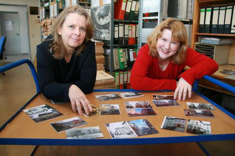 Sabine Markowski (l.) und Petra Tabarelli haben eine monatelange Recherchearbeit hinter sich, um ein von der Stadtentwicklung zeugendes Bingen-Memory zusammenzustellen. Foto: Christine Tscherner
