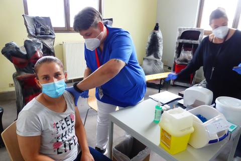 Stefanie Bentz und Dr. Susanne Martina Schmidt verabreichen der zweiten Impfwilligen des Tages die Spritze. Foto: Sören Heim