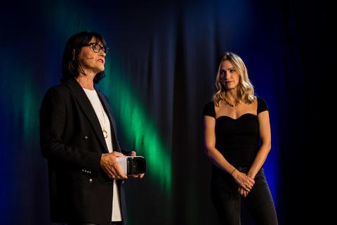 Regine Büttner (l.) und ihre Tochter Miriam von Loewenfeld überzeugten beim internationalen 12. Speaker Slam in Mastershausen Jury und Publikum in nur vier Minuten. Foto: Dominik Pfau