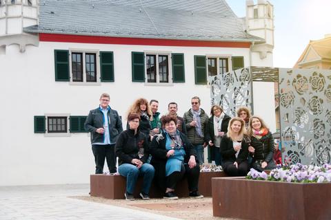 „Weinpirsch“-Winzer auf dem Rathausplatz in Büdesheim. Hier startet auch die Veranstaltung am Freitag, 29. März. Foto: Maurice Keil