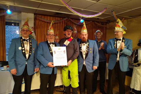 Verbreiteten gute Stimmung im Stift (v.l.):Roland Sander, Sitzungspräsident Wolfgang Heinz,Berni Mauer (im Hintergrund), Einrichtungsleiter Wolfgang Siebner, Mathias Palums (im Hintergrund), Vizepräsident Dennis Fischer, Karl-Josef Jungerts und Matthias Weber. Foto: Schwarze Elf