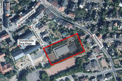 Das Areal der alten Grundschulturnhalle, um das es geht, ist in diesem Luftbild rot umrandet. Foto: Stadt Bingen
